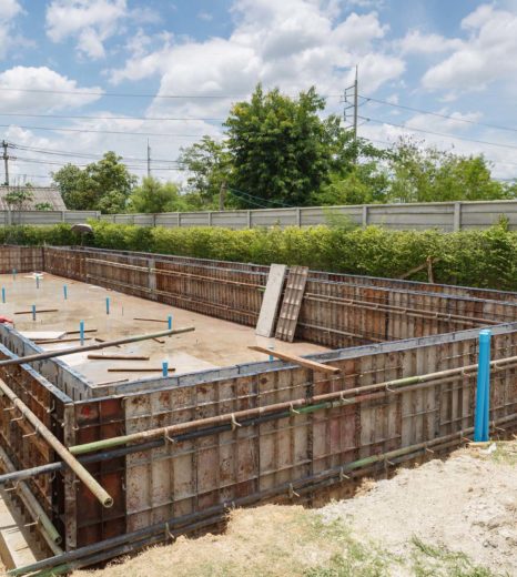 Metal mold for cement construction - Turnkey Pool Designers