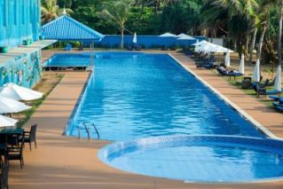 A huge pool with a small pool on the side - Turnkey Pool Designers