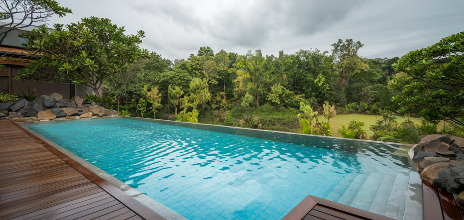 Pros and cons of infinity pools